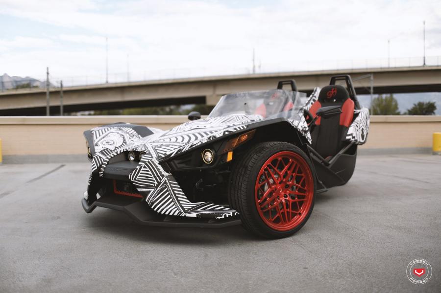  Polaris Slingshot on Vossen Wheels (ML-R3) 2017 года  (фото 2 из 24)